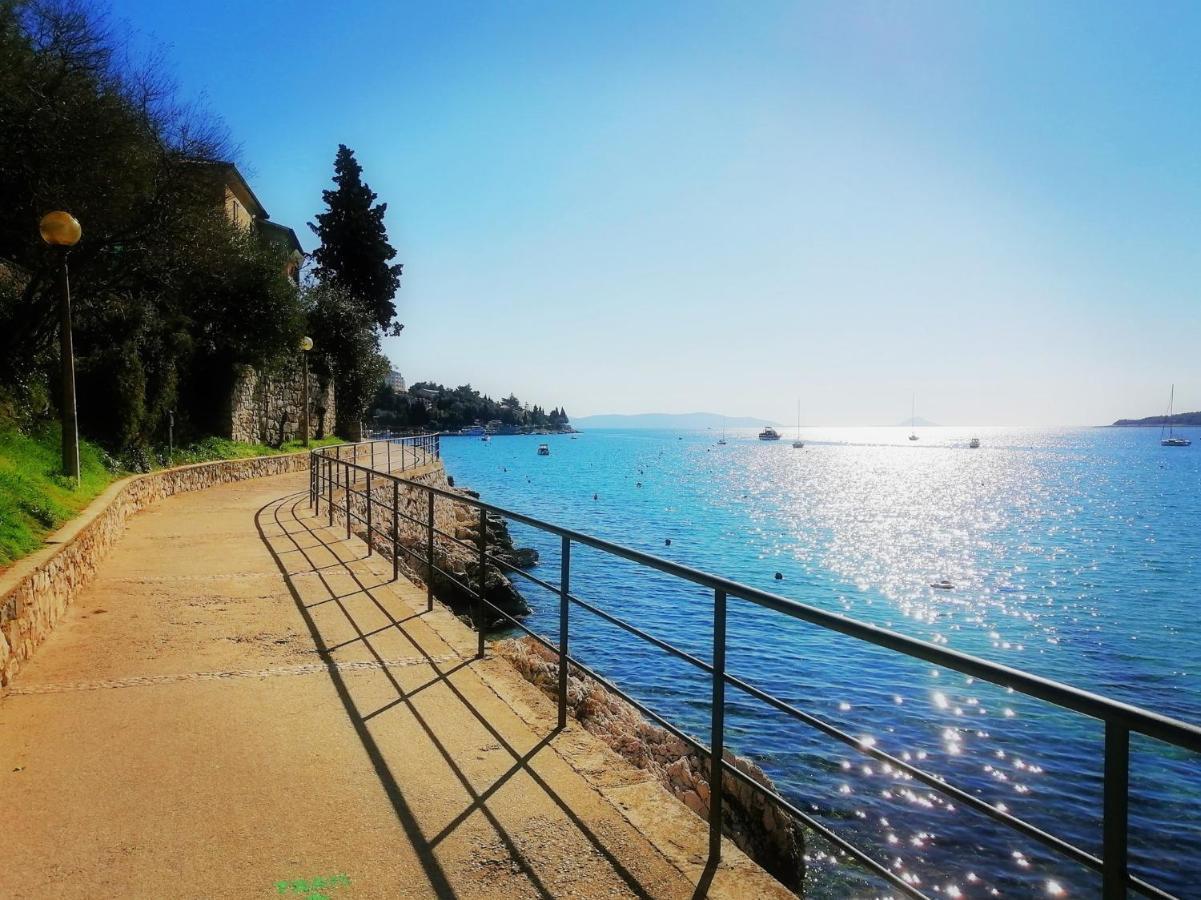 Studio Apartment Michelle - Intermezzo With Sea View Rabac Exterior foto